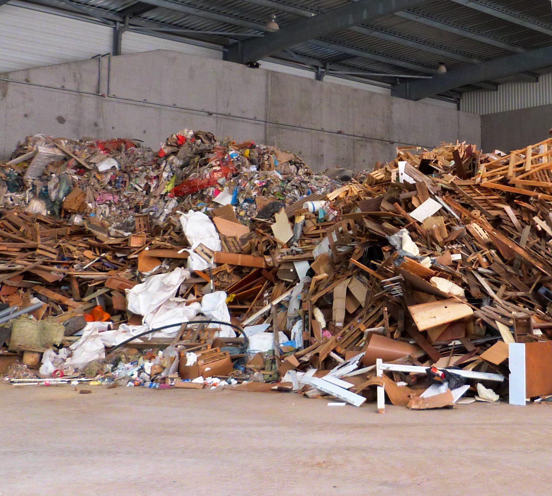 Réception et pré-tri des déchets à la pelle mécanique – étape 1